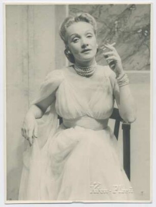 Marlene Dietrich (Pilsen, Mai 1945) (Archivtitel)