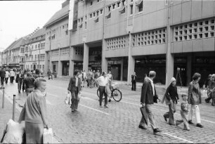 Freiburg: Neubau Kaufhaus Schneider neben Regierungspräsidium von der Straße aus