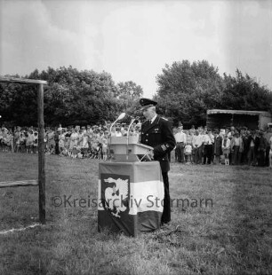 Meddewade: Amtsfeuerwehrfest des Amtes Bad Oldesloe-Land und 80-jähriges Jubiläum der Freiwilligen Feuerwehr Meddewade: Festwiese: Amtswehrführer Heinrich Behnk am Rednerpult: hinten Zuschauer: 05.07.1969