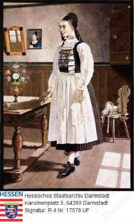 Trachten, Hessen, Hinterland / Porträt von Elisabeth Dittmanns in Tracht, in Bauernstube stehend, Ganzfigur