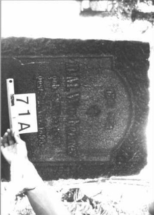 Grabstein 71 (Index: 100084973) Maße HxBxT: 118x60x25 cm Beschreibung: Stele, Schriftplatten mit eingezogenem Rundbogenabschluß Symbolik: Beschneidungsbesteck: Grabstein 71A (Detailaufnahme 1)