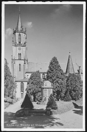 Staucha. Kirche mit Ehrenmal