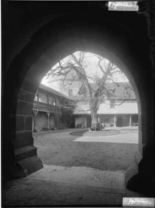 Jagsthausen Schloss Götzenburg Ansicht durch eine Toreinfahrt in Richtung Innenhof