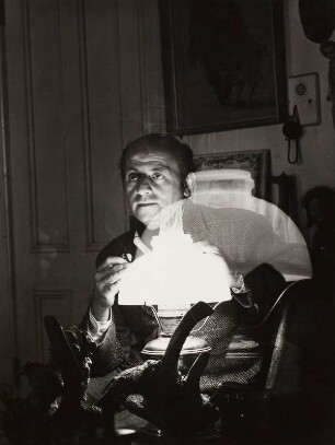 Der Maler Richard Lindner mit Lampe