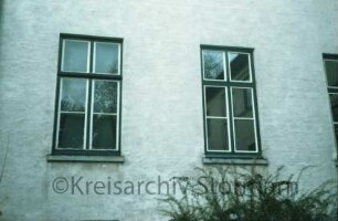 Altfresenburg: Gut: Herrenhaus: Fassade: Detailaufnahme: zwei Fenster