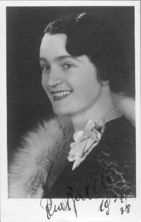 Porträt Ria Barell. Fotografie (signierte Weltpostkarte mit Widmung verso, bezeichnet 1937 / 38"), um 1935