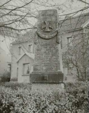 Denkmal für die Gefallenen des 1. Weltkriegs : Denkmal für die Gefallenen des 1. Weltkriegs. Sandstein (um 1920). Dippoldiswalde-Ammelsdorf