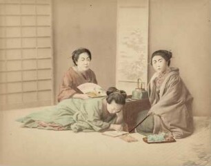 Drei Frauen an einem Kohlebecken