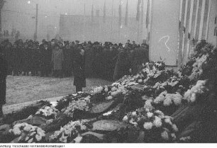 Dresden, 8. Jahrestag der Zerstörung Dresdens, Kranzniederlegung, u.a., 13. Februar 1953