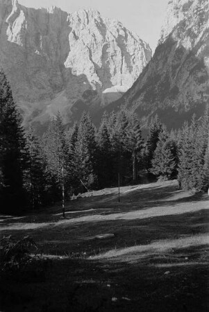 Unten im Tal : Kleines Tal am Fuße eines Bergmassivs.