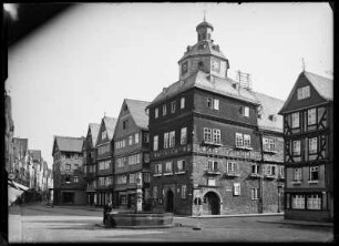 Herborn. Marktplatz mit Löwenbrunnen und giebelständigen Fachwerkhäusern, Rathaus mit Wappenfries
