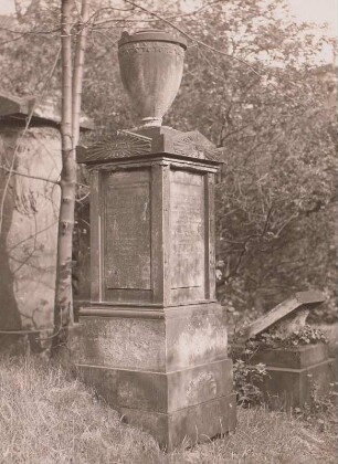 Dresden, Eliasfriedhof. Grabmal einer/s Unbekannten. Urne mit Sternenrand auf Block