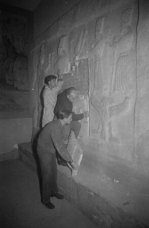 Schulklasse während der Besichtigung des Pergamonmuseums : Restauratoren bei Restaurierungsarbeiten