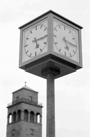 Neuaufstellung der Normaluhr am Ettlinger-Tor-Platz.