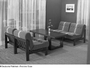 Couchtisch : Sitzgruppe mit Couchtisch (1974; VEB Möbelkombinat "neuzera" Rathenow)
