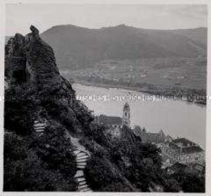 Dürnstein, Blick auf Stiftskirche und Donau