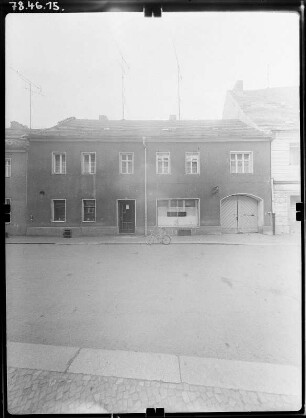 Torgau, Kurstraße 2. Wohnhaus mit Laden und Durchfahrt. Straßenfront