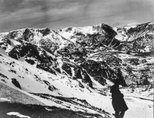 Bergpass : Blick über den verschneiten Bergpass
