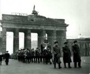 Eine Kompanie der Roten Armee am Jahrestag der Oktoberrevolution von 1917 am sowjetischen Ehrenmal im Tiergarten