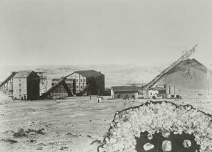 Diamantenmine mit Aufbereitungsanlage in Kolmannskuppe : Zentralwäsche in Kolmanskop, Namibia (ehem. Südwestafrika), Wüste Namib, Diamantenmine mit Aufbereitungsanlage und Abraumhalde sowie Ausbeute an Diamanten. Fotomontage, vor 1945