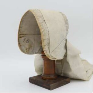 Bestickte Trachtenhaube mit Dekorativem Band in Beige