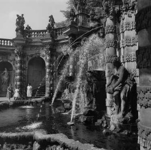 Dresden. Zwinger, Nymphenbad mit Kaskade