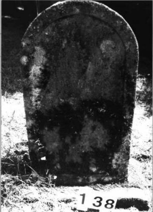 Grabstein 138 (Index: 100085473) Maße HxBxT: 77x44x14 cm Beschreibung: Stele, Rundbogenabschl. , Schriftfeld eingetieft auf Vorderseite: Grabstein 138