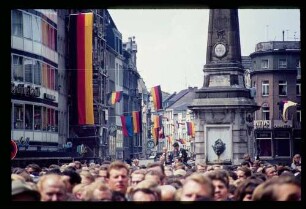 Bonn Marktplatz/ Menschenmenge, fahnengeschmückte Häuser
