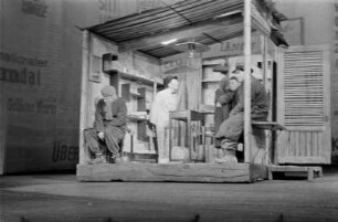 Szenenbilder aus "Der gute Mensch von Sezuan" von Bertolt Brecht unter der Mitarbeit von Ruth Berlau und Margarete Steffin. Berliner Ensemble 1957