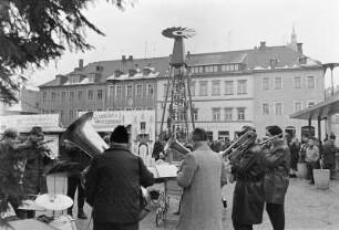 Weihnachtsmarkt Annaberg : Weihnachtsmarkt mit Posaunenchor und Besuchern