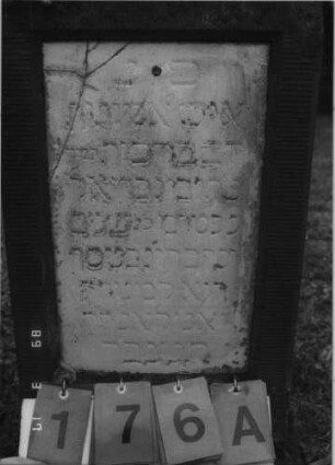 Grabstein 176 (Index: 100100197) Maße HxBxT: 182x40x38 cm Beschreibung: aufgesetzte Säule mit Kranz und Tuch (Schal): Grabstein 176A