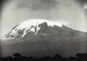 Kilimandscharo. Ansicht des Kibo : Deutsch-Ostafrika (heute: Tansania). Kilimandscharo. Kibo (5896 m) von Moshi (900 m; nivale Stufe) von Süden, um 1888