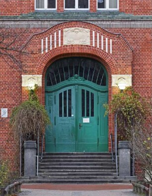 Elizabeth-Shaw-Grundschule, ehemals 2. Gemeindeschule — Eingang
