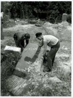 Ehemalige PGs beseitigen auf Weisung der sowjetischen Kommandanten Bombenschäden auf dem Jüdischen Friedhof in Weißensee