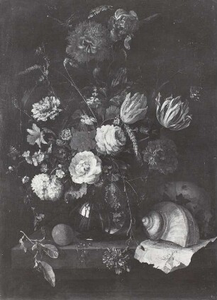 Memento mori. Ein Totenkopf neben einem Blumenstrauß