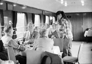 Gruppen im Salonwagen