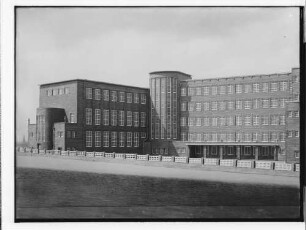 Lyzeum Caspar-Voght-Straße [Schule Caspar-Voght-Straße] [Oberrealschule für Mädchen Caspar-Voght-Straße] (Hamburg-Hamm): Modell : SchumacherWV Nr. 302