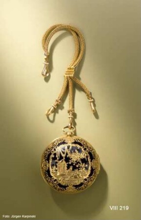 Ziergehäuse einer Taschenuhr an goldener Uhrkette (Schildpattgarnitur)