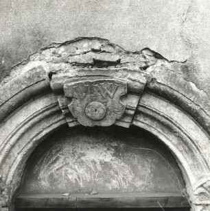 Oberlungwitz, Neue Welt 2. Bauerngut. Wohnstallhaus (1522, 1592, 1781). Schlußstein vom Nebeneingang