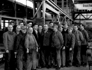PC-Brigade des Elektrochemischen Kombinats Bitterfeld : Gruppenaufnahme der Arbeiter im Kunststoff-Betrieb des Elektrochemischen Kombinats Bitterfeld