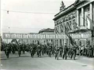 Parade der Kampfgruppen vor dem Museum für Deutsche Geschichte
