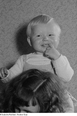 Portrait eines Kleinkindes auf den Schultern Renate Rössings