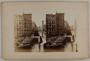 Gemüsekähne an der Holzbrücke