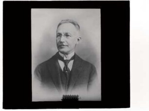 [Fotografia de retrato de uma pessoa não identificada]