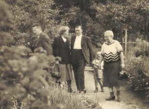 Eva Klemperer im Botanischen Garten in Schellerhau. Papier; 11,4 x 8,6 cm. Aufnahme: Hans Lindner, 1951. Dresden: SLUB Mscr.Dresd.App.Klemperer,Hadwig
