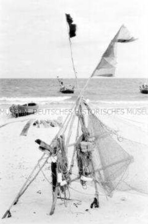 Fischerboot am Strand von Zingst