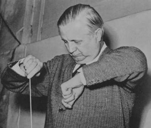 Der Dirigent Fritz Busch bei der Probe, aus: Fritz Busch: Der Dirigent, Atlantis-Musikbücher, Zürich 1961
