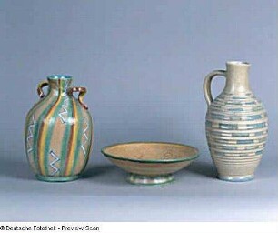 Doppelhenkelvase, Schale und Krug : Doppelhenkelvase, Schale und Krug. Irdenware, Mischtechnik, bemalt, glasiert (1. H. 20. Jh.; K. Feuerriegel). Museum im Schloß Frohburg V 462/95, V 463/95, V 464/95