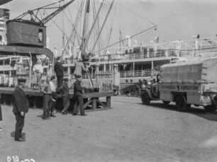 Verladen des Expeditionsgutes im Hafen, 1931