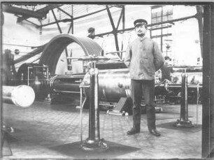 Argentinien. Der Ingenieur Ernst Otto Gerhardt in einer Maschinenhalle vor einer Dampfmaschine